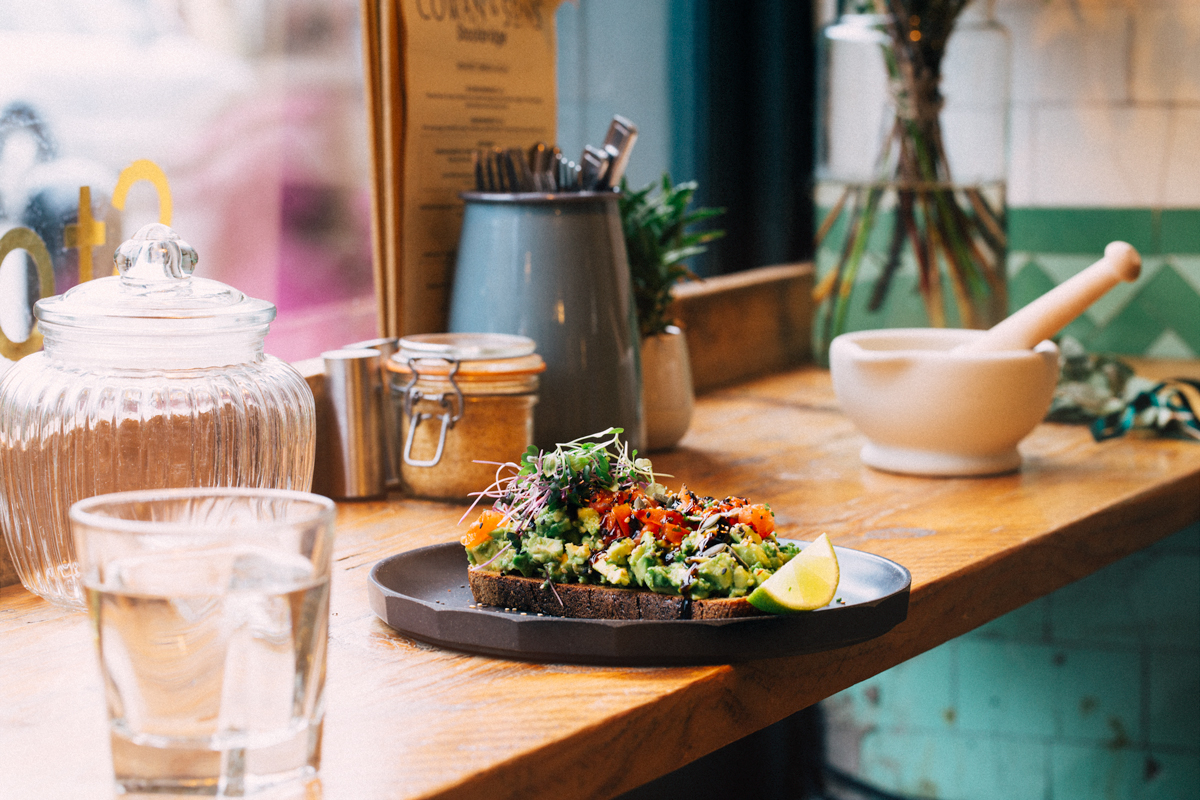 Edinburgh food photographer brunch on counter in cafe